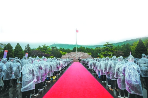 4月4日上午,山东省2023清明祭英烈暨党团(队)主题活动在济南革命烈士陵园英雄广场举行